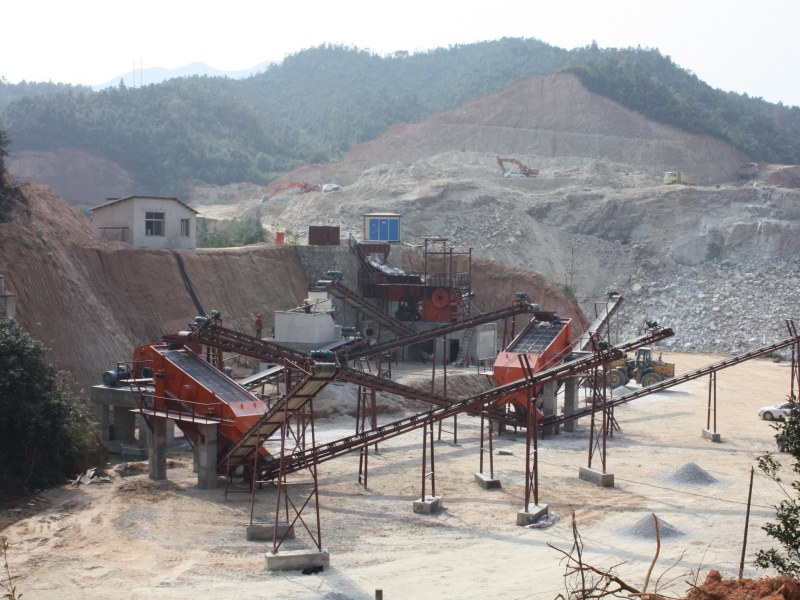 如何选择和配置路面石子生产线中的破碎机